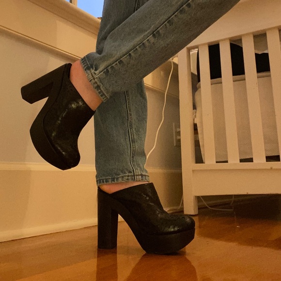 Vera Wang Lavender high heal clog boot. - Picture 2 of 6